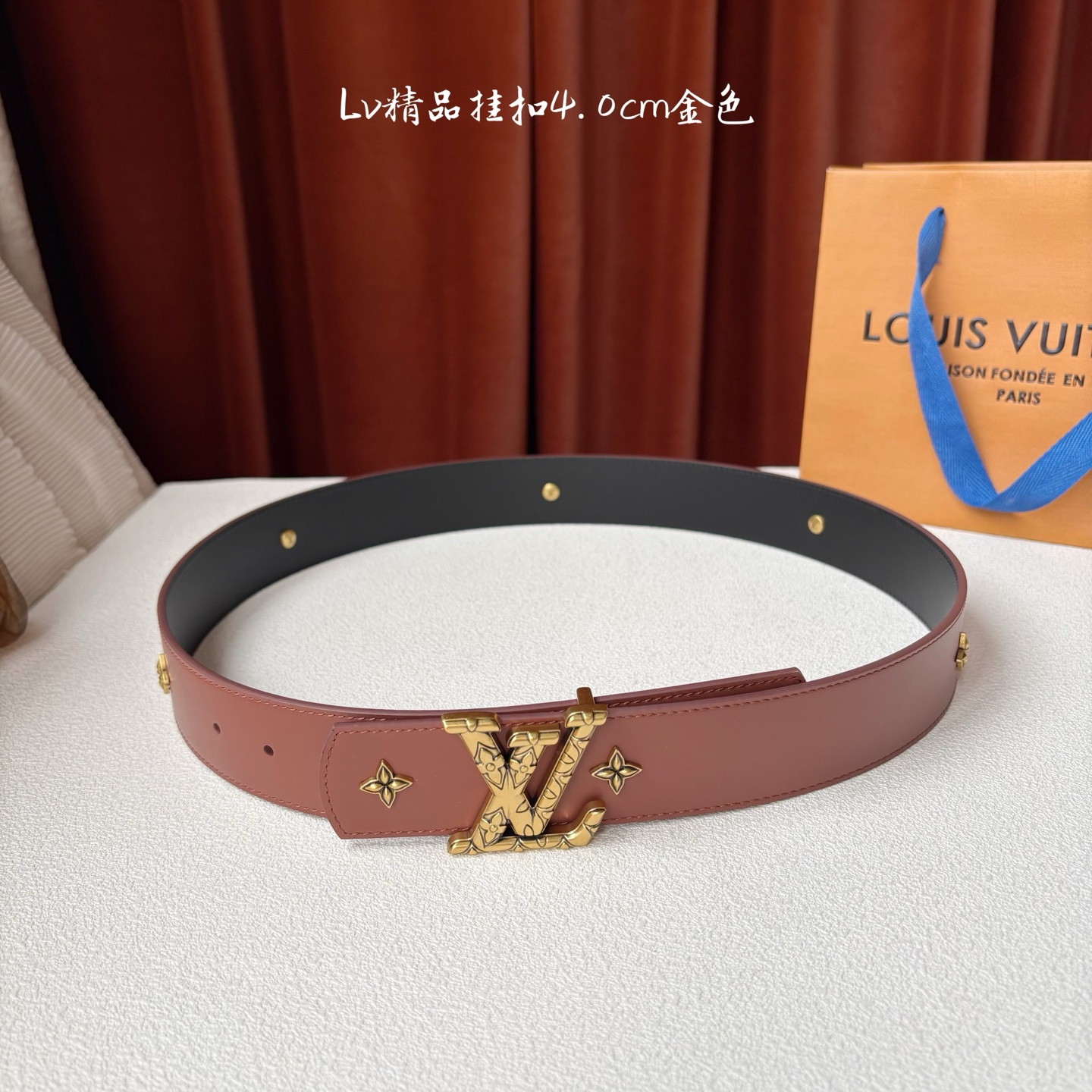 LV 当季新品Dimension Drift Flower Studs 40 毫米双面腰带格外吸睛：一侧