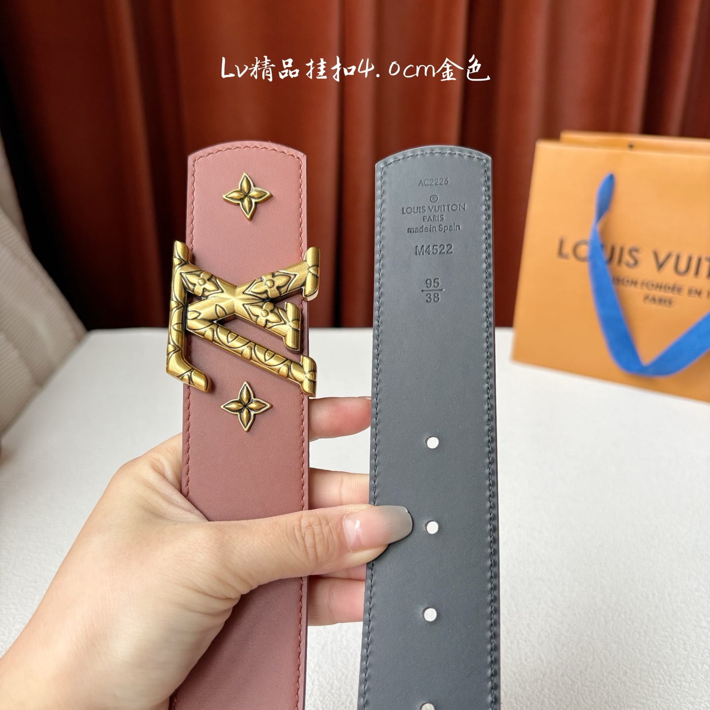 LV 当季新品Dimension Drift Flower Studs 40 毫米双面腰带格外吸睛：一侧