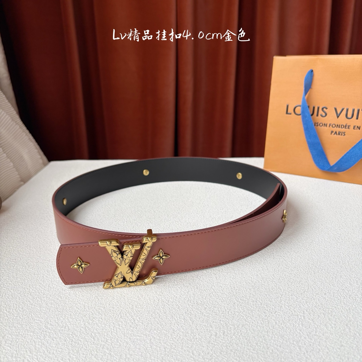 LV 当季新品Dimension Drift Flower Studs 40 毫米双面腰带格外吸睛：一侧