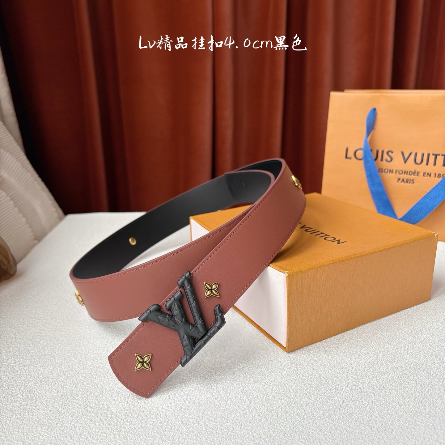 LV 当季新品Dimension Drift Flower Studs 40 毫米双面腰带格外吸睛：一侧