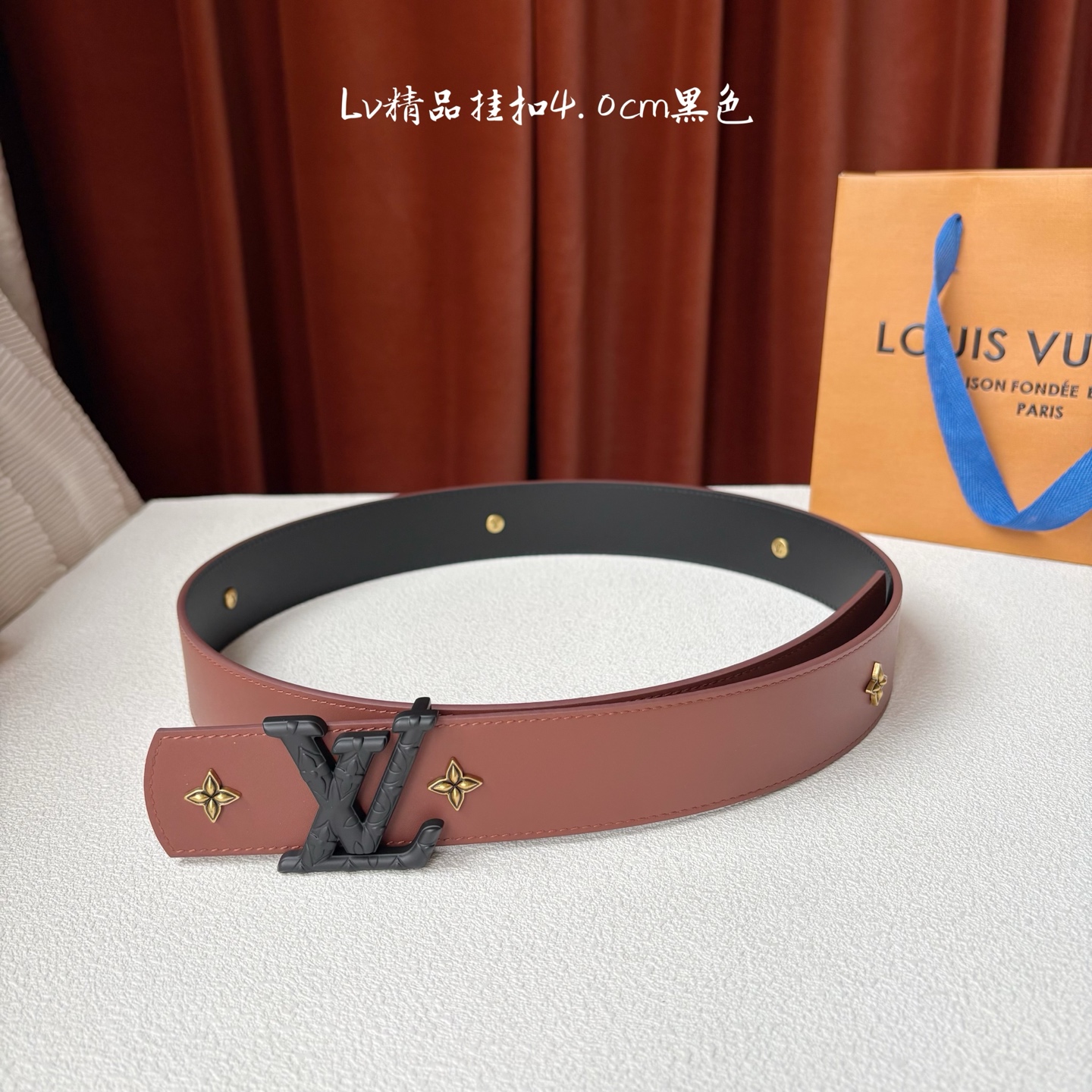 LV 当季新品Dimension Drift Flower Studs 40 毫米双面腰带格外吸睛：一侧