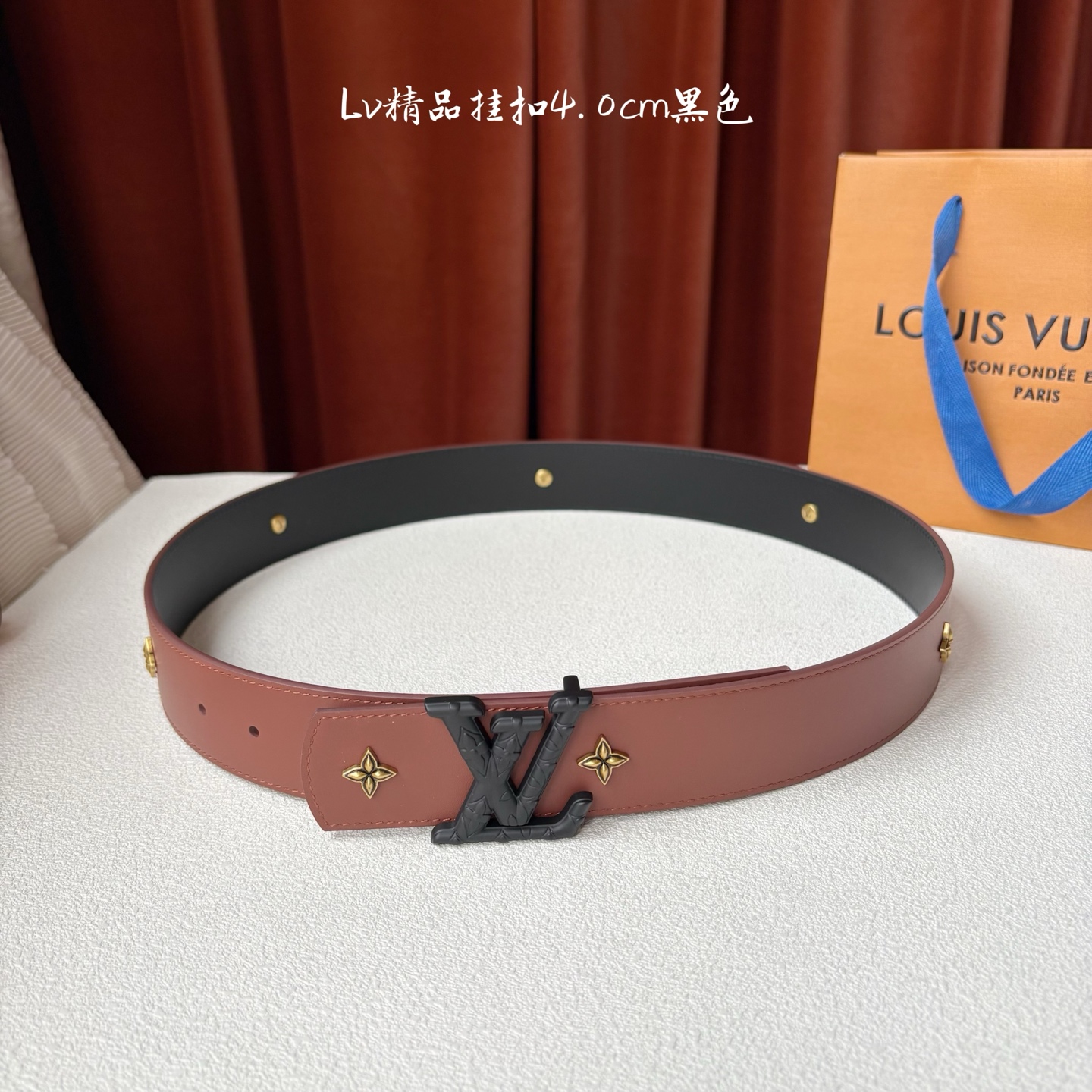 LV 当季新品Dimension Drift Flower Studs 40 毫米双面腰带格外吸睛：一侧