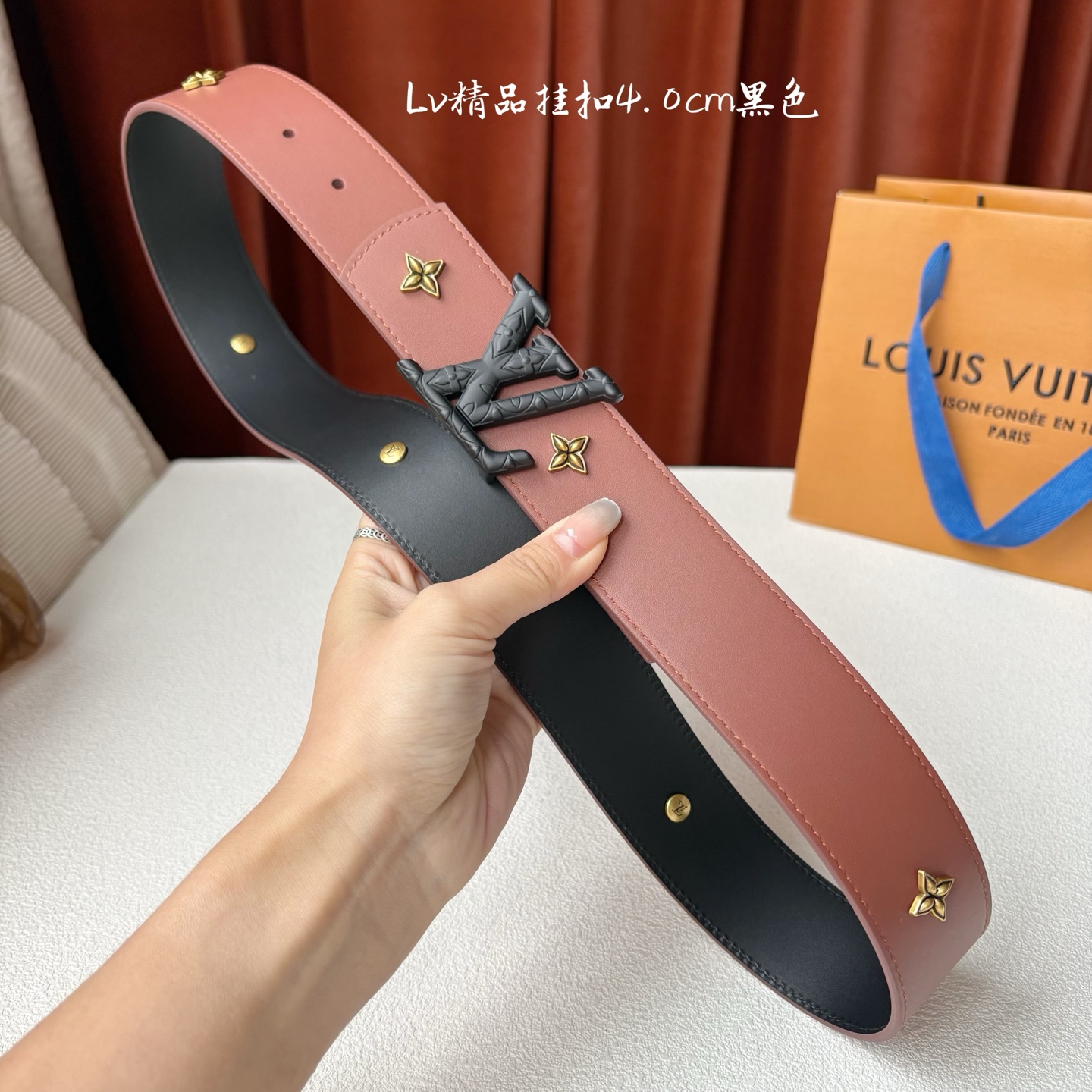 LV 当季新品Dimension Drift Flower Studs 40 毫米双面腰带格外吸睛：一侧