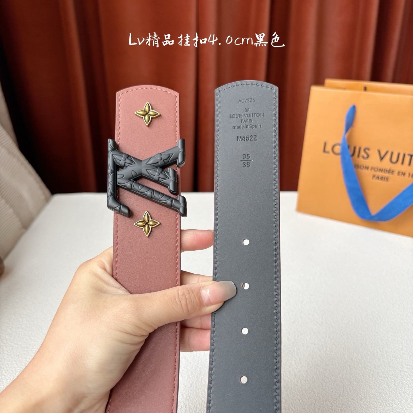 LV 当季新品Dimension Drift Flower Studs 40 毫米双面腰带格外吸睛：一侧