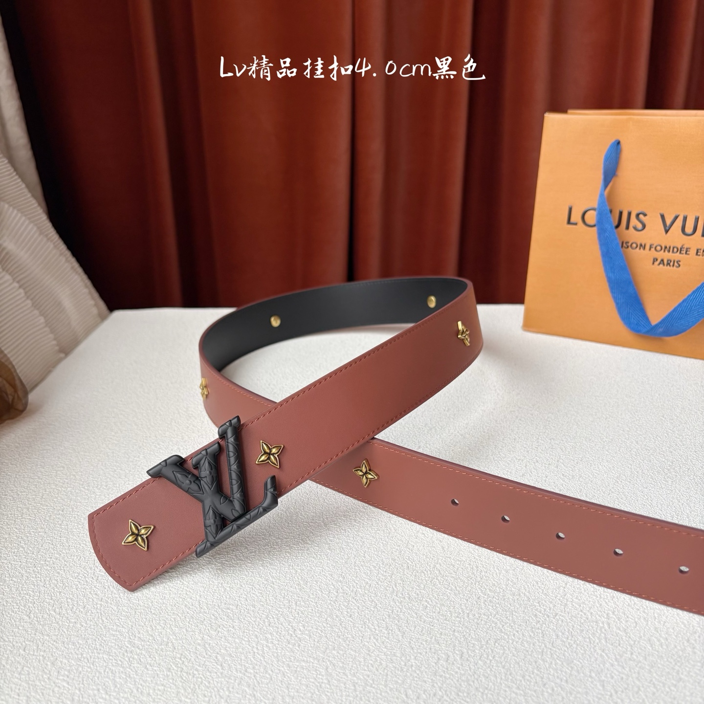 LV 当季新品Dimension Drift Flower Studs 40 毫米双面腰带格外吸睛：一侧