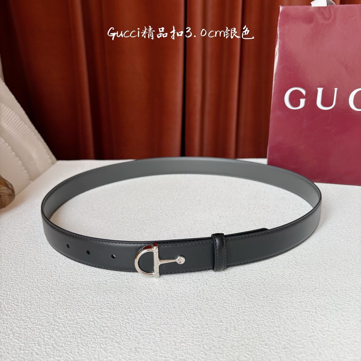 Gucci这款腰带采用光滑的皮革制成，其带扣呈半马衔铁形状，是该品牌的标志。宽3.0cm，可为您的服装增