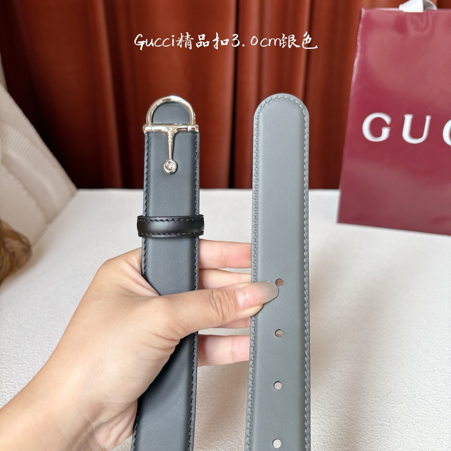 Gucci这款腰带采用光滑的皮革制成，其带扣呈半马衔铁形状，是该品牌的标志。宽3.0cm，可为您的服装增