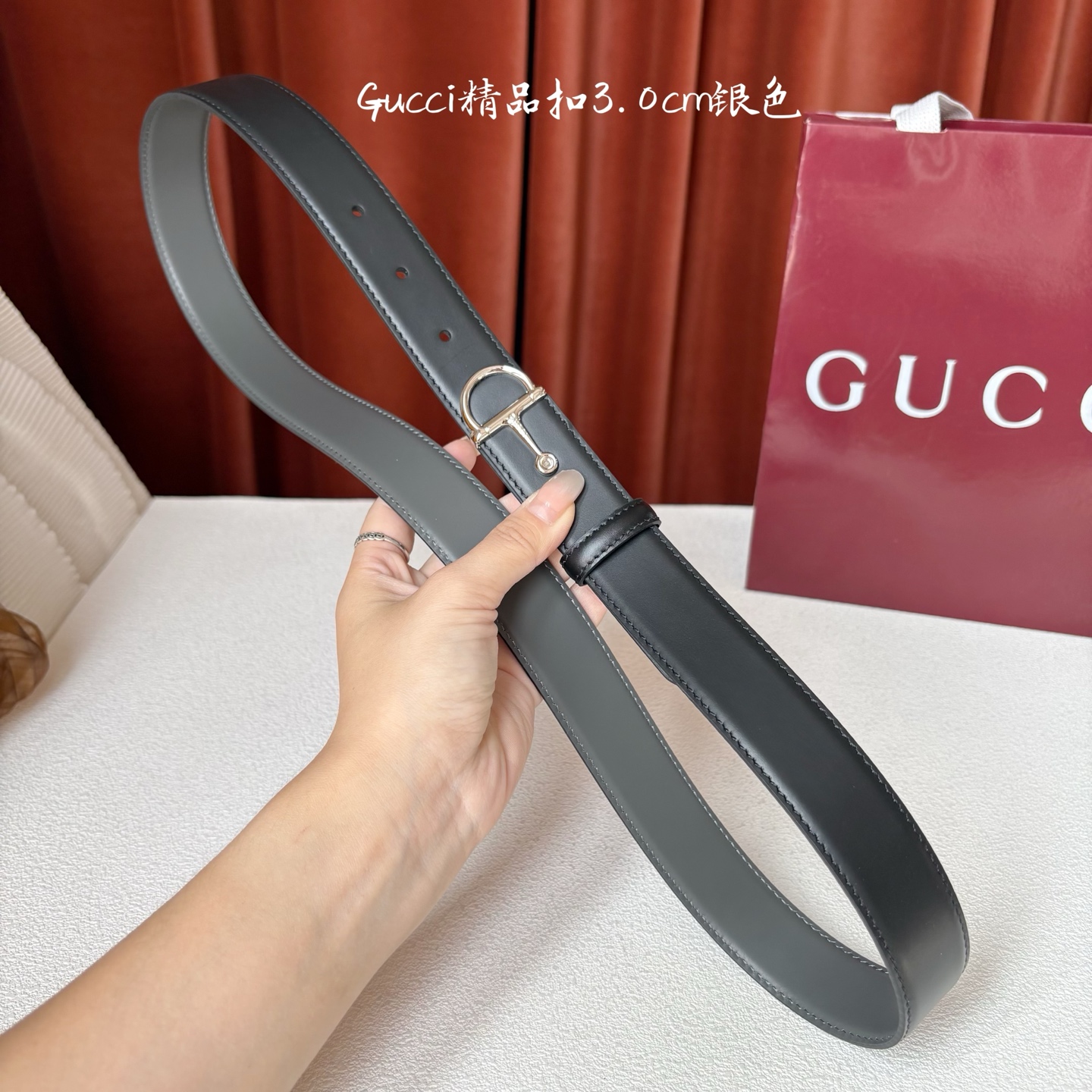 Gucci这款腰带采用光滑的皮革制成，其带扣呈半马衔铁形状，是该品牌的标志。宽3.0cm，可为您的服装增