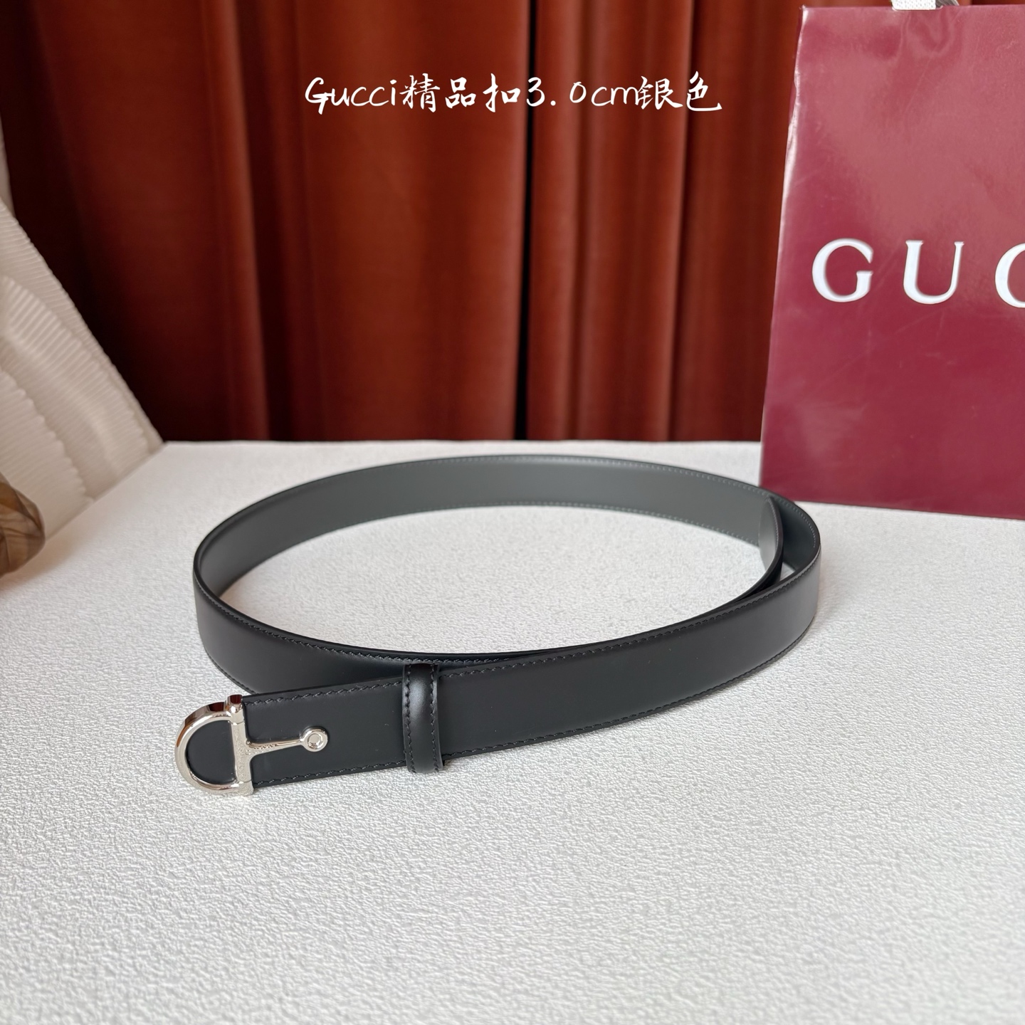 Gucci这款腰带采用光滑的皮革制成，其带扣呈半马衔铁形状，是该品牌的标志。宽3.0cm，可为您的服装增