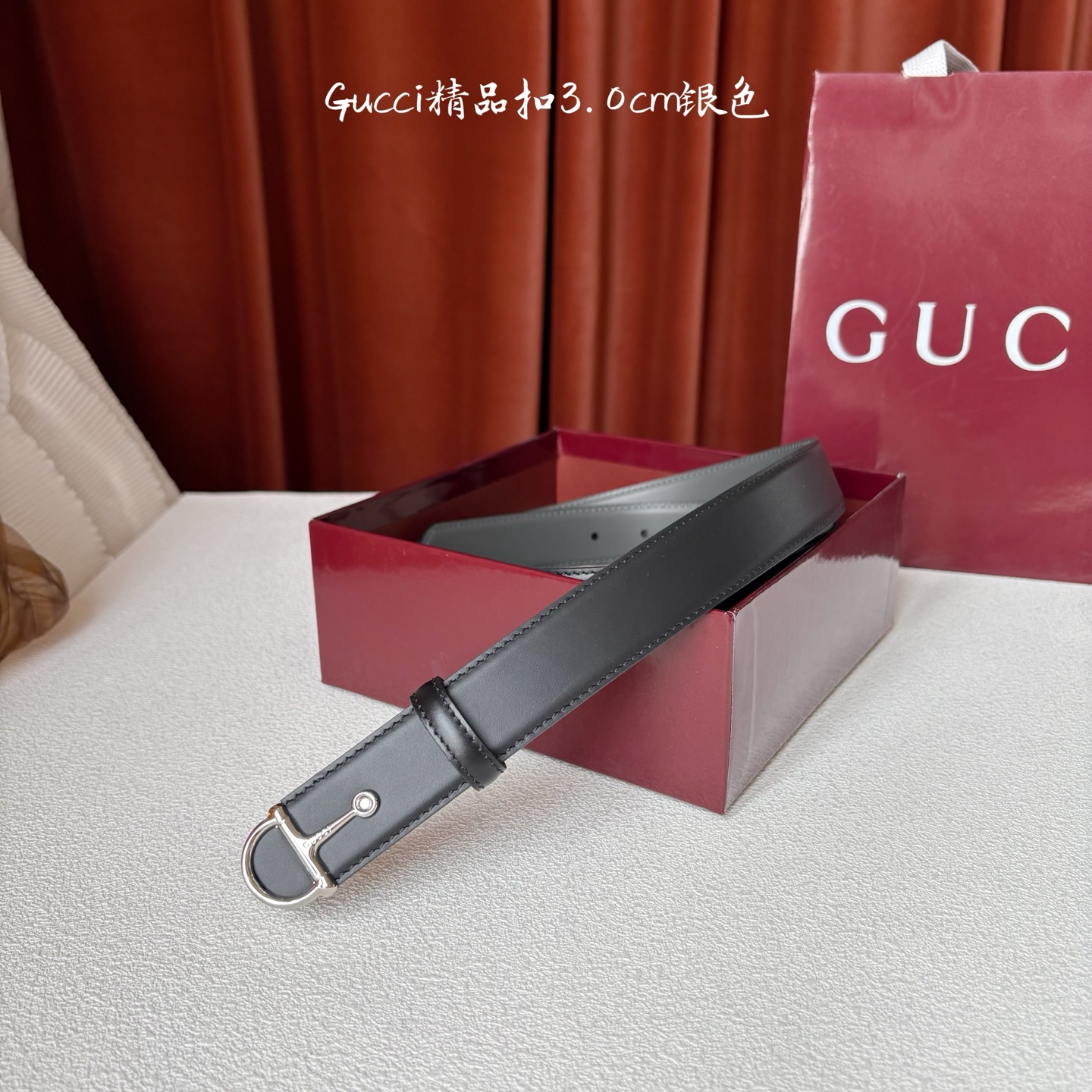 Gucci这款腰带采用光滑的皮革制成，其带扣呈半马衔铁形状，是该品牌的标志。宽3.0cm，可为您的服装增