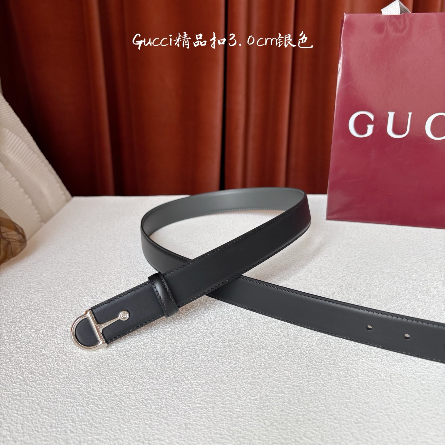 Gucci这款腰带采用光滑的皮革制成，其带扣呈半马衔铁形状，是该品牌的标志。宽3.0cm，可为您的服装增