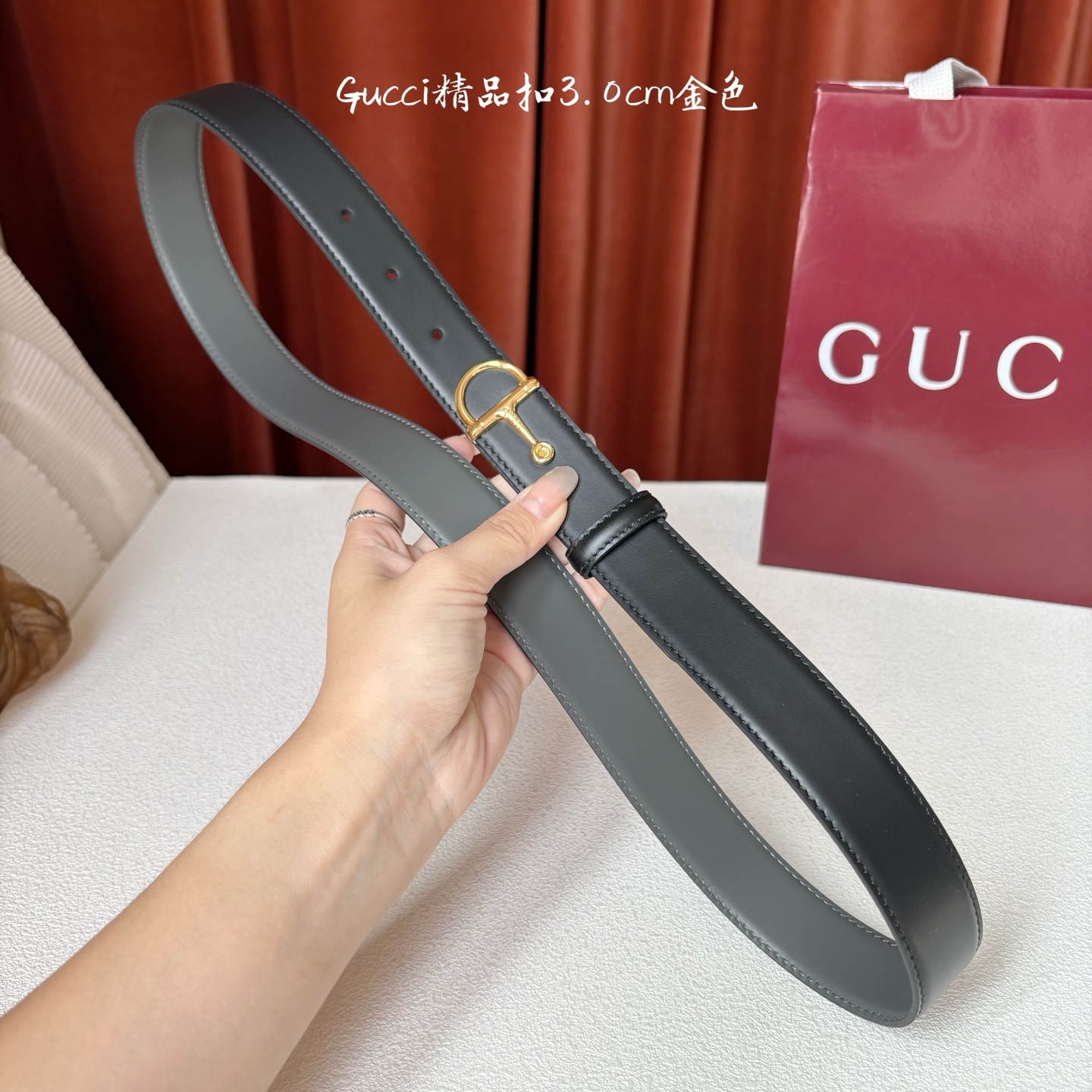 Gucci这款腰带采用光滑的皮革制成，其带扣呈半马衔铁形状，是该品牌的标志。宽3.0cm，可为您的服装增