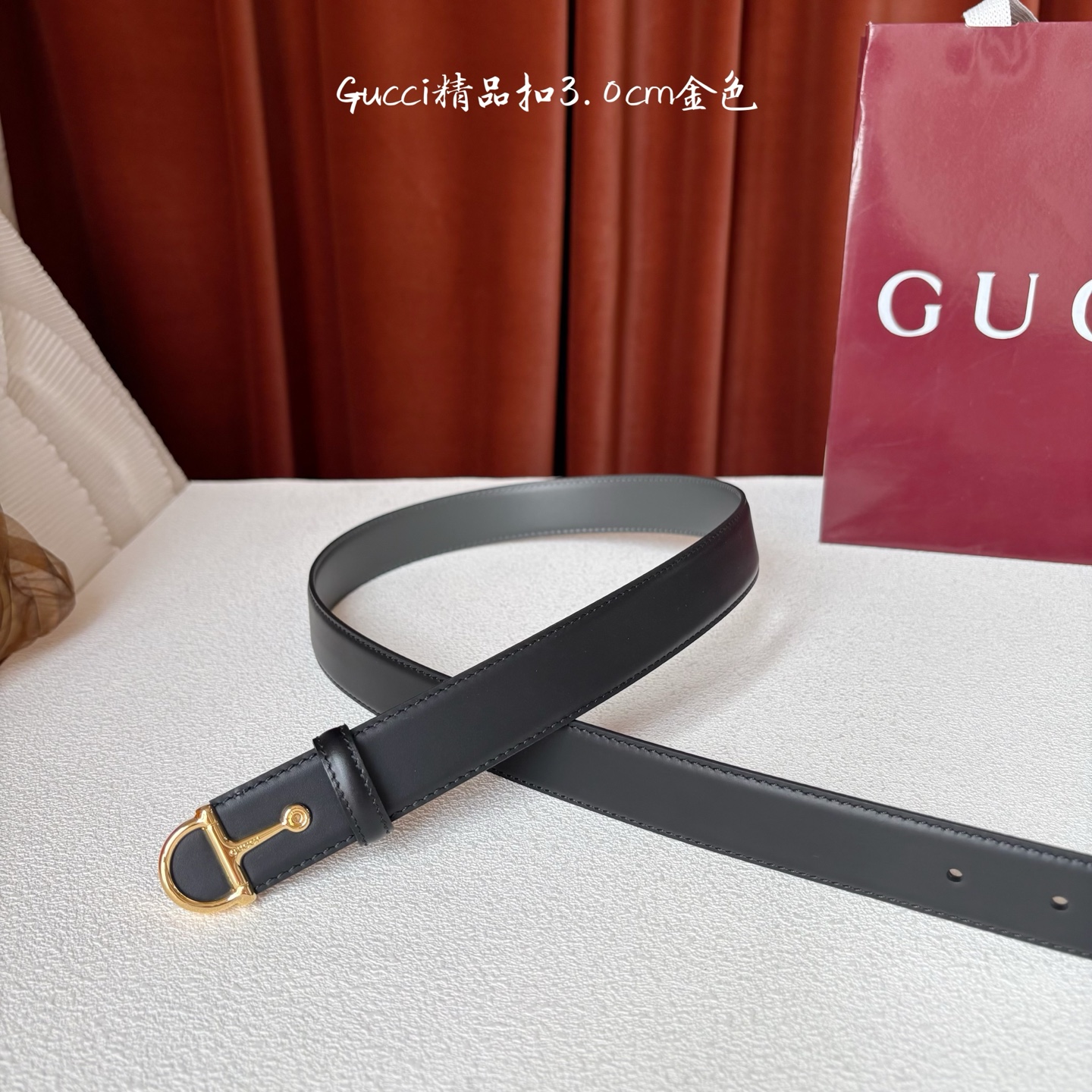 Gucci这款腰带采用光滑的皮革制成，其带扣呈半马衔铁形状，是该品牌的标志。宽3.0cm，可为您的服装增