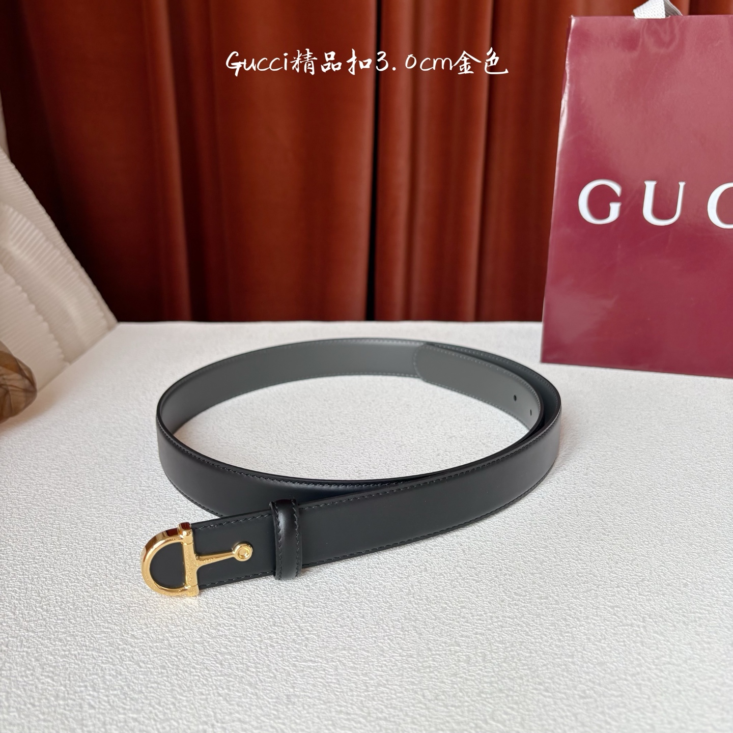 Gucci这款腰带采用光滑的皮革制成，其带扣呈半马衔铁形状，是该品牌的标志。宽3.0cm，可为您的服装增