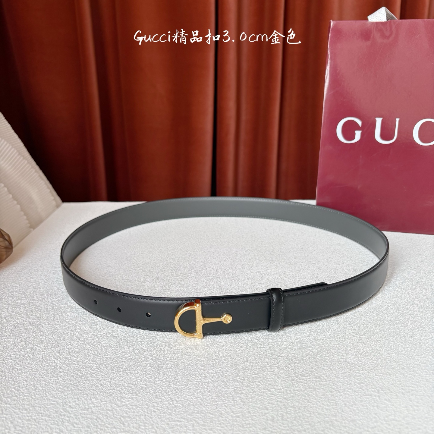 Gucci这款腰带采用光滑的皮革制成，其带扣呈半马衔铁形状，是该品牌的标志。宽3.0cm，可为您的服装增