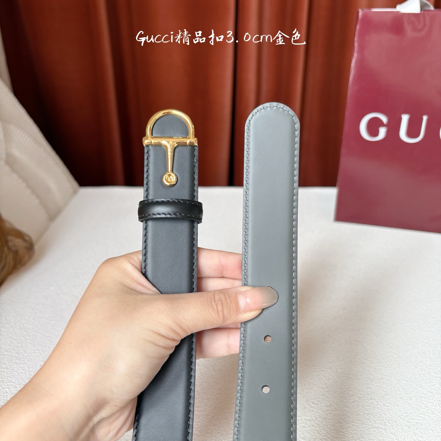 Gucci这款腰带采用光滑的皮革制成，其带扣呈半马衔铁形状，是该品牌的标志。宽3.0cm，可为您的服装增