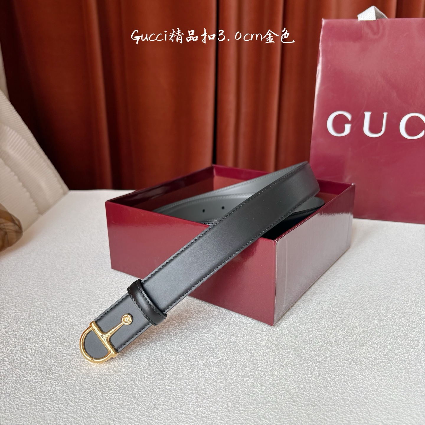 Gucci这款腰带采用光滑的皮革制成，其带扣呈半马衔铁形状，是该品牌的标志。宽3.0cm，可为您的服装增