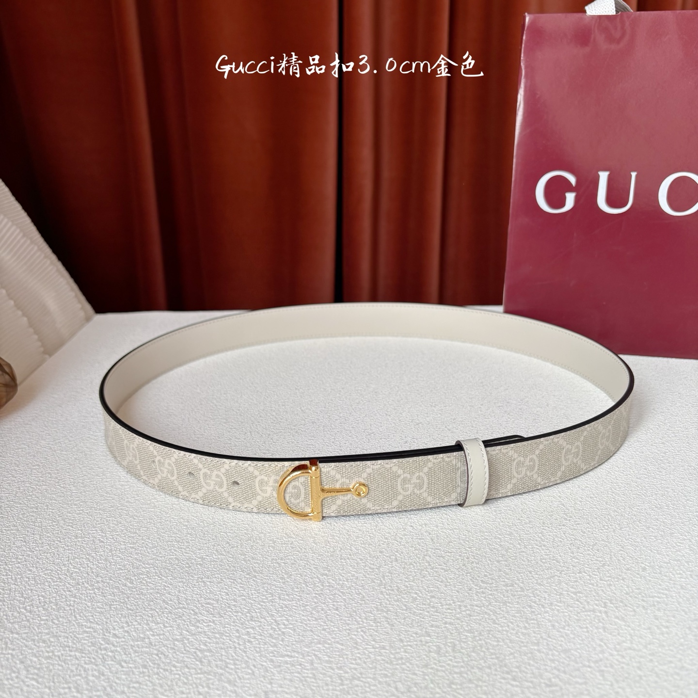 Gucci这款腰带采用光滑的皮革制成，其带扣呈半马衔铁形状，是该品牌的标志。宽3.0cm，可为您的服装增