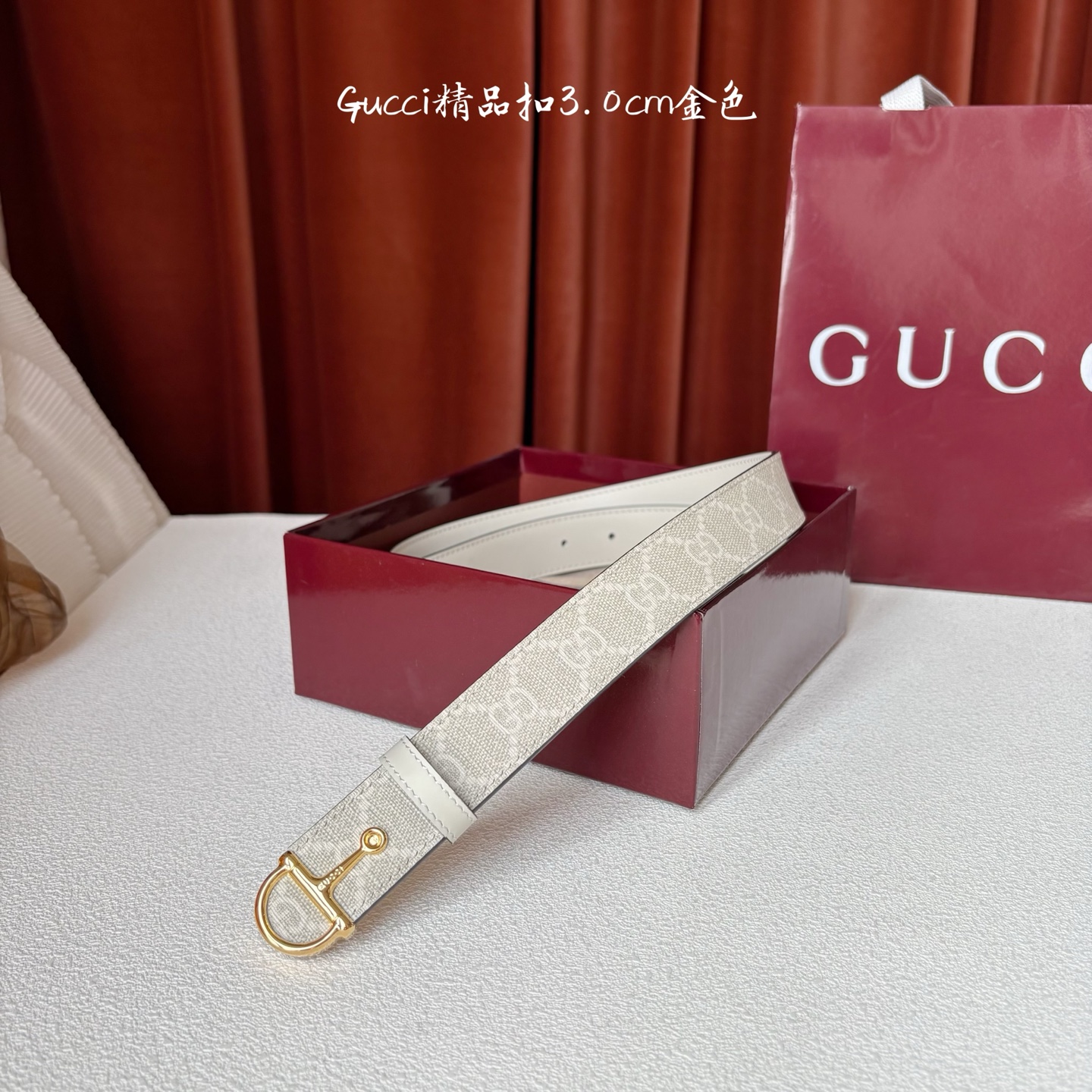 Gucci这款腰带采用光滑的皮革制成，其带扣呈半马衔铁形状，是该品牌的标志。宽3.0cm，可为您的服装增