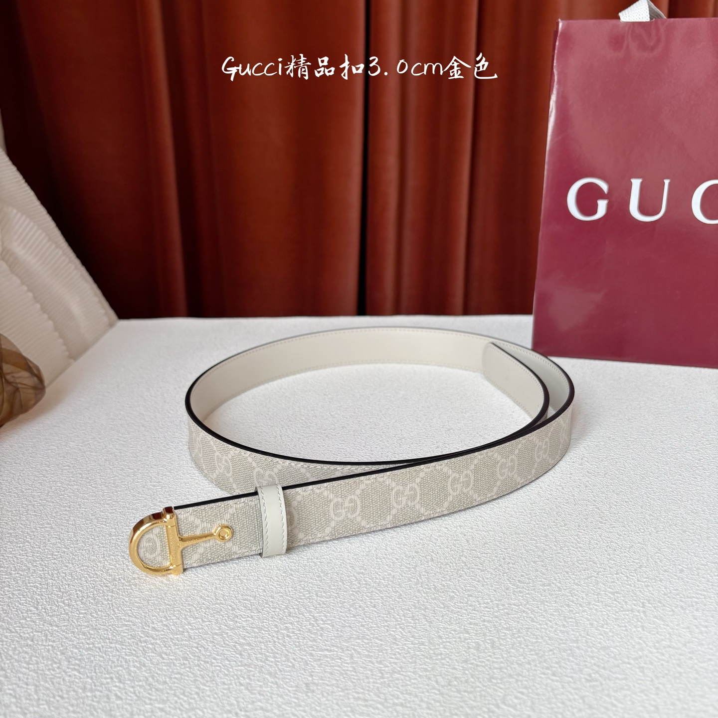 Gucci这款腰带采用光滑的皮革制成，其带扣呈半马衔铁形状，是该品牌的标志。宽3.0cm，可为您的服装增