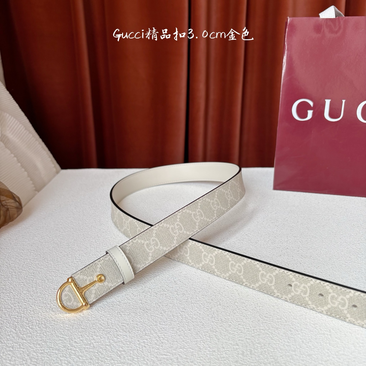 Gucci这款腰带采用光滑的皮革制成，其带扣呈半马衔铁形状，是该品牌的标志。宽3.0cm，可为您的服装增