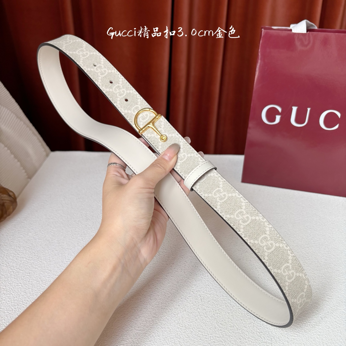 Gucci这款腰带采用光滑的皮革制成，其带扣呈半马衔铁形状，是该品牌的标志。宽3.0cm，可为您的服装增