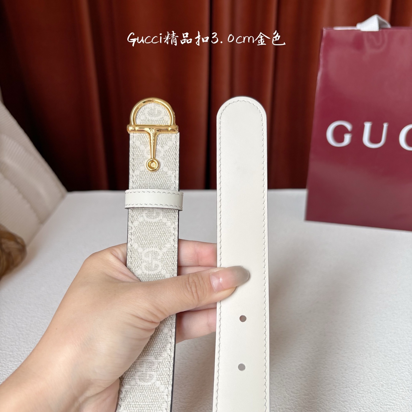 Gucci这款腰带采用光滑的皮革制成，其带扣呈半马衔铁形状，是该品牌的标志。宽3.0cm，可为您的服装增