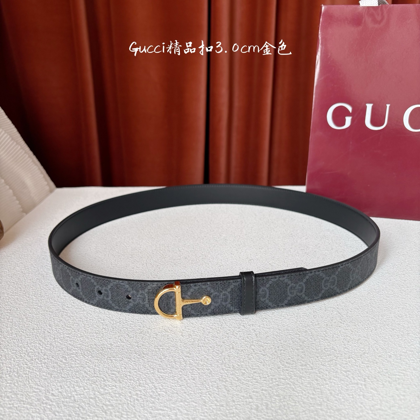 Gucci这款腰带采用光滑的皮革制成，其带扣呈半马衔铁形状，是该品牌的标志。宽3.0cm，可为您的服装增