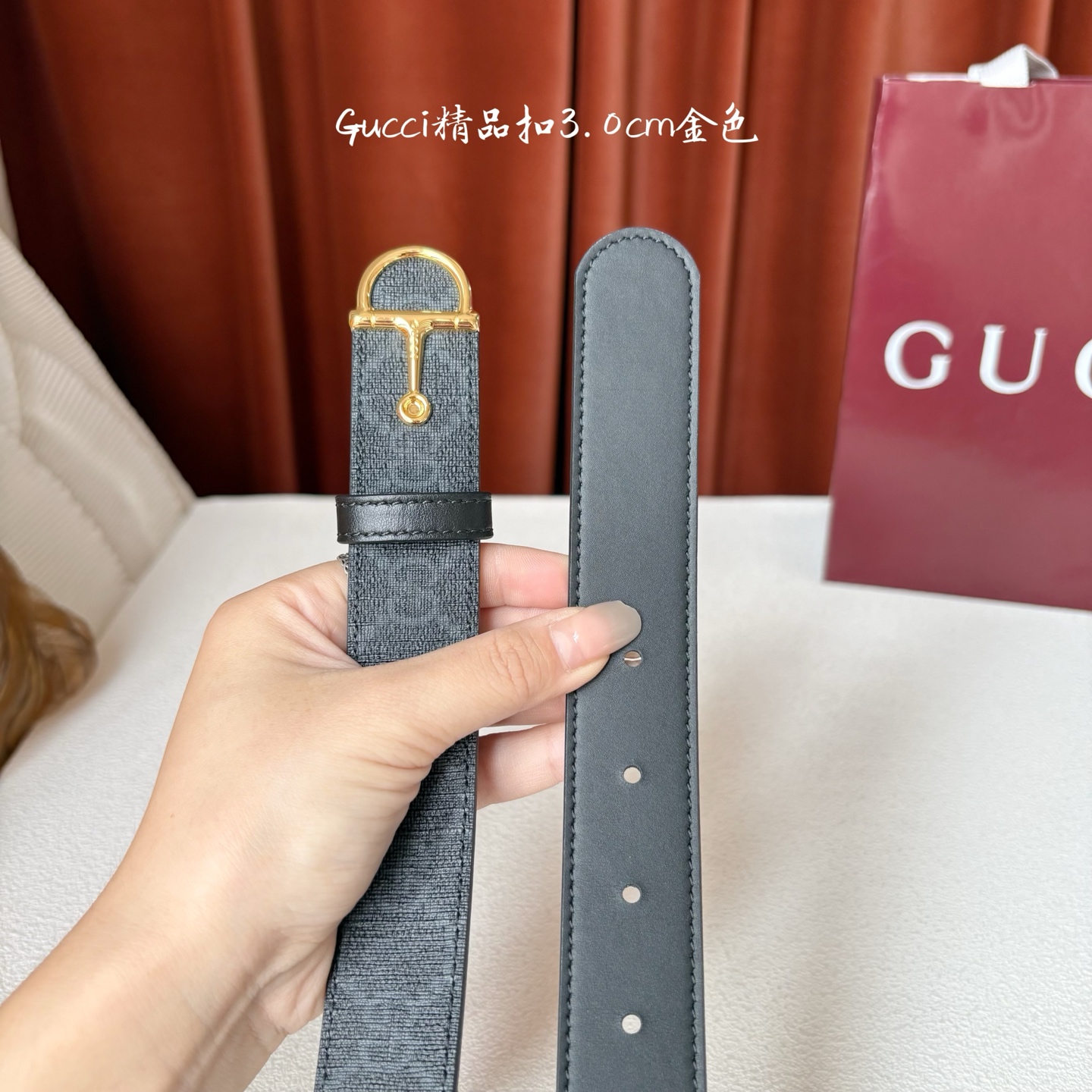 Gucci这款腰带采用光滑的皮革制成，其带扣呈半马衔铁形状，是该品牌的标志。宽3.0cm，可为您的服装增