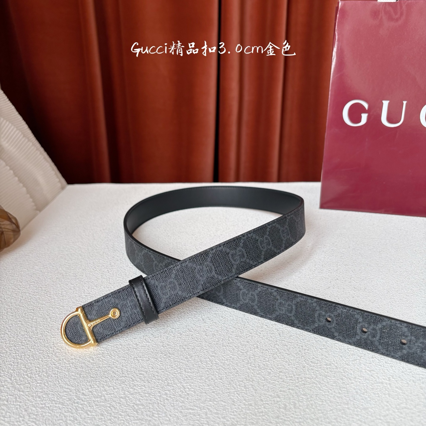 Gucci这款腰带采用光滑的皮革制成，其带扣呈半马衔铁形状，是该品牌的标志。宽3.0cm，可为您的服装增