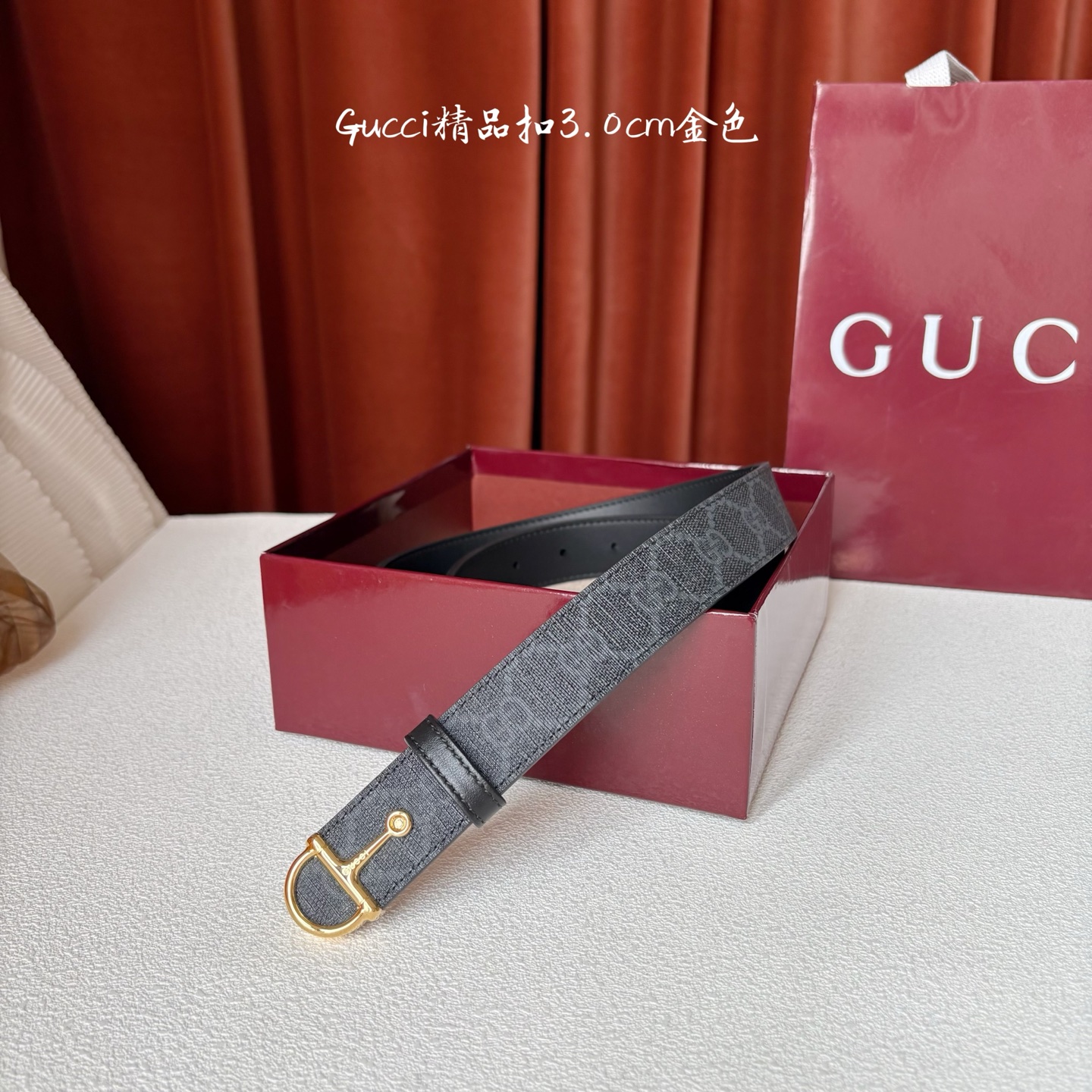 Gucci这款腰带采用光滑的皮革制成，其带扣呈半马衔铁形状，是该品牌的标志。宽3.0cm，可为您的服装增