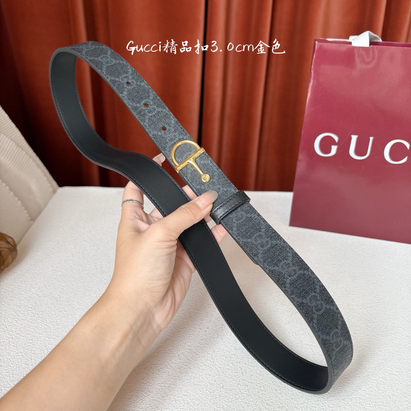 Gucci这款腰带采用光滑的皮革制成，其带扣呈半马衔铁形状，是该品牌的标志。宽3.0cm，可为您的服装增