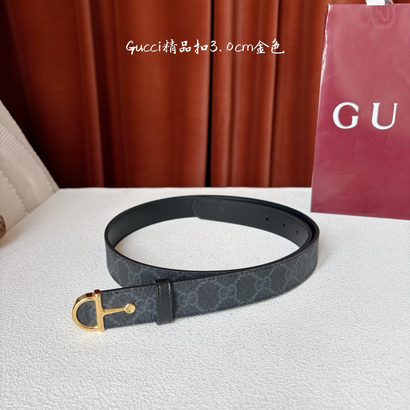 Gucci这款腰带采用光滑的皮革制成，其带扣呈半马衔铁形状，是该品牌的标志。宽3.0cm，可为您的服装增