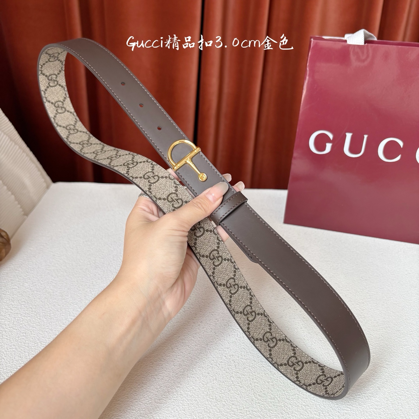 Gucci这款腰带采用光滑的皮革制成，其带扣呈半马衔铁形状，是该品牌的标志。宽3.0cm，可为您的服装增