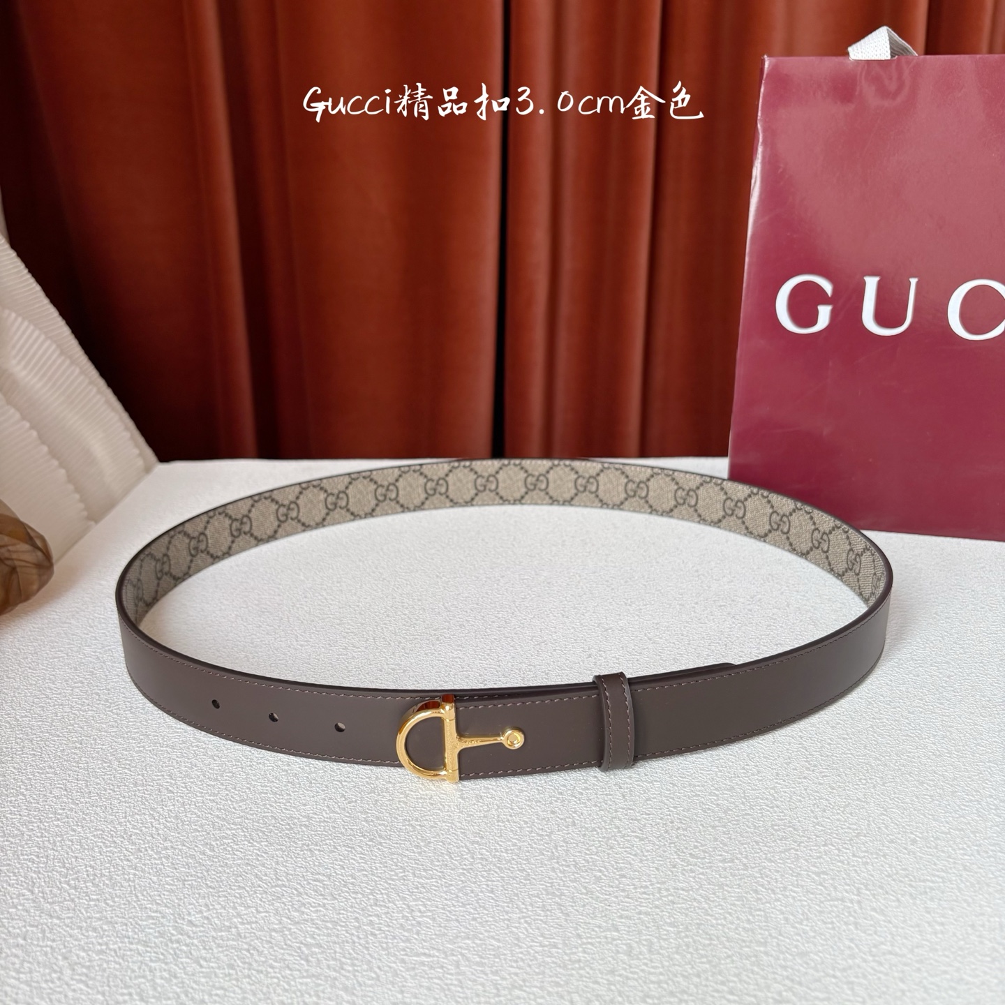 Gucci这款腰带采用光滑的皮革制成，其带扣呈半马衔铁形状，是该品牌的标志。宽3.0cm，可为您的服装增