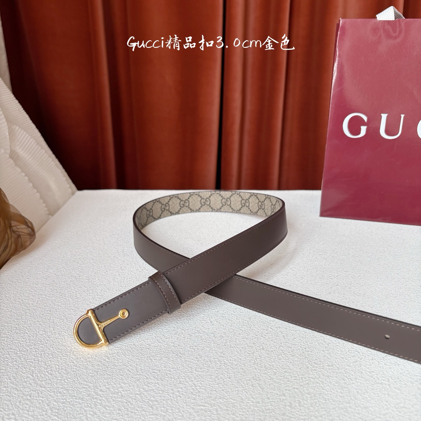 Gucci这款腰带采用光滑的皮革制成，其带扣呈半马衔铁形状，是该品牌的标志。宽3.0cm，可为您的服装增