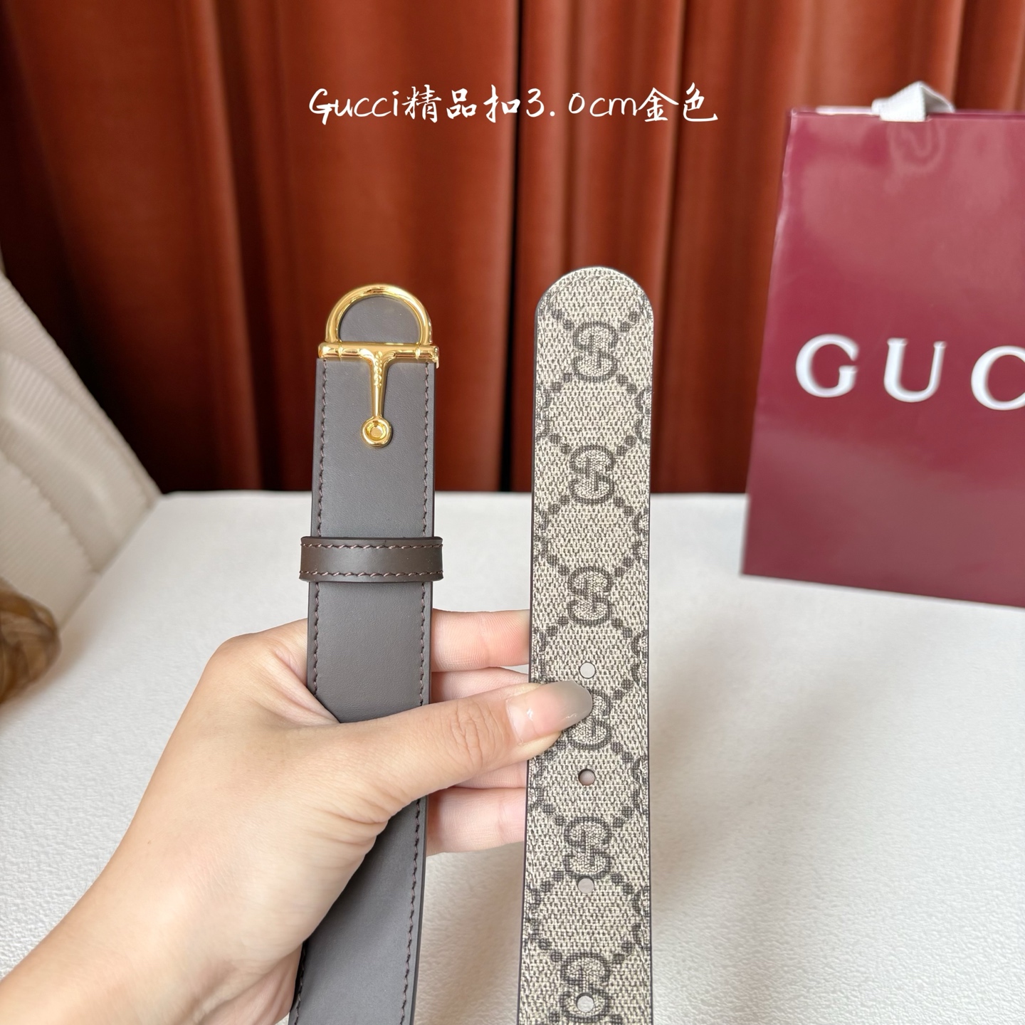 Gucci这款腰带采用光滑的皮革制成，其带扣呈半马衔铁形状，是该品牌的标志。宽3.0cm，可为您的服装增