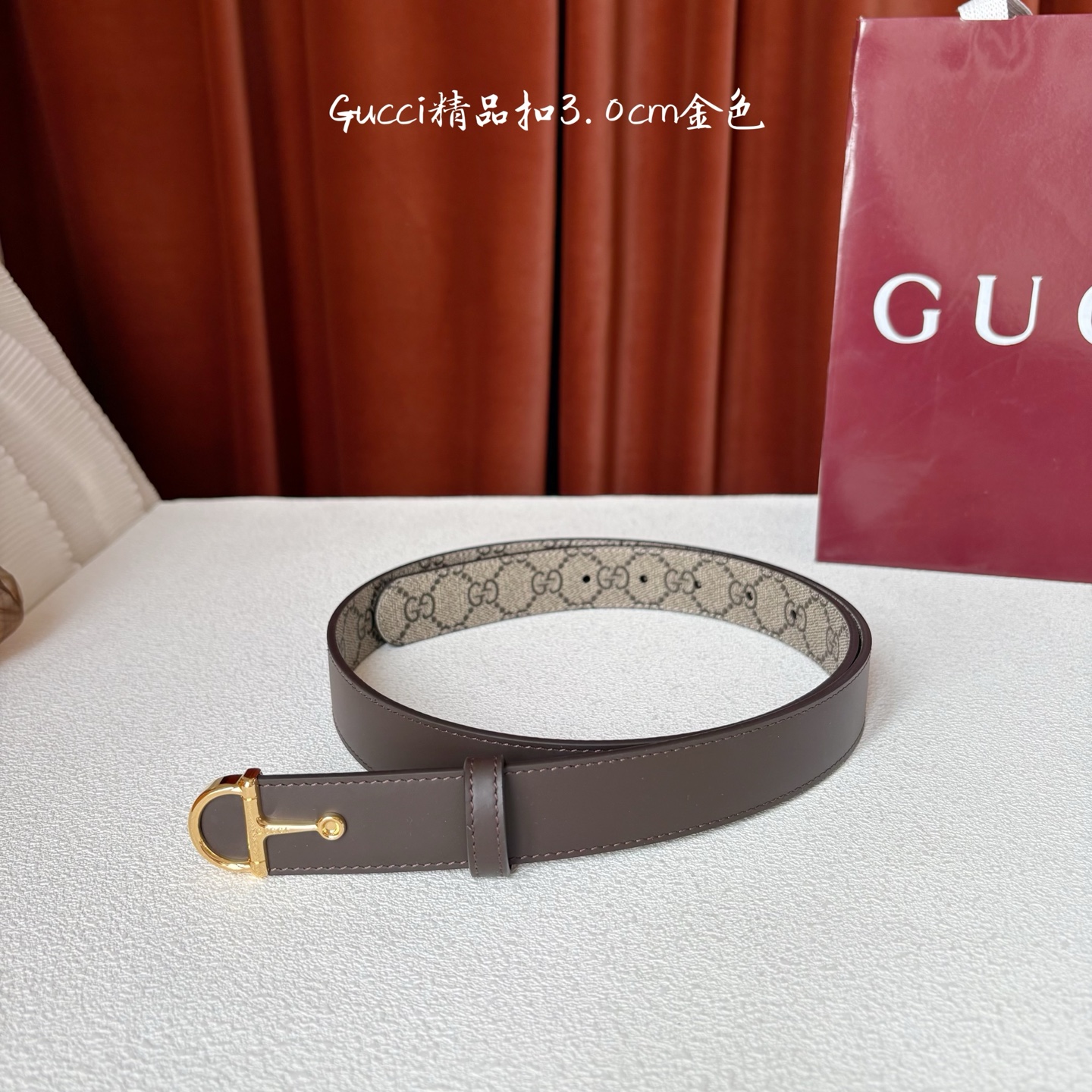 Gucci这款腰带采用光滑的皮革制成，其带扣呈半马衔铁形状，是该品牌的标志。宽3.0cm，可为您的服装增