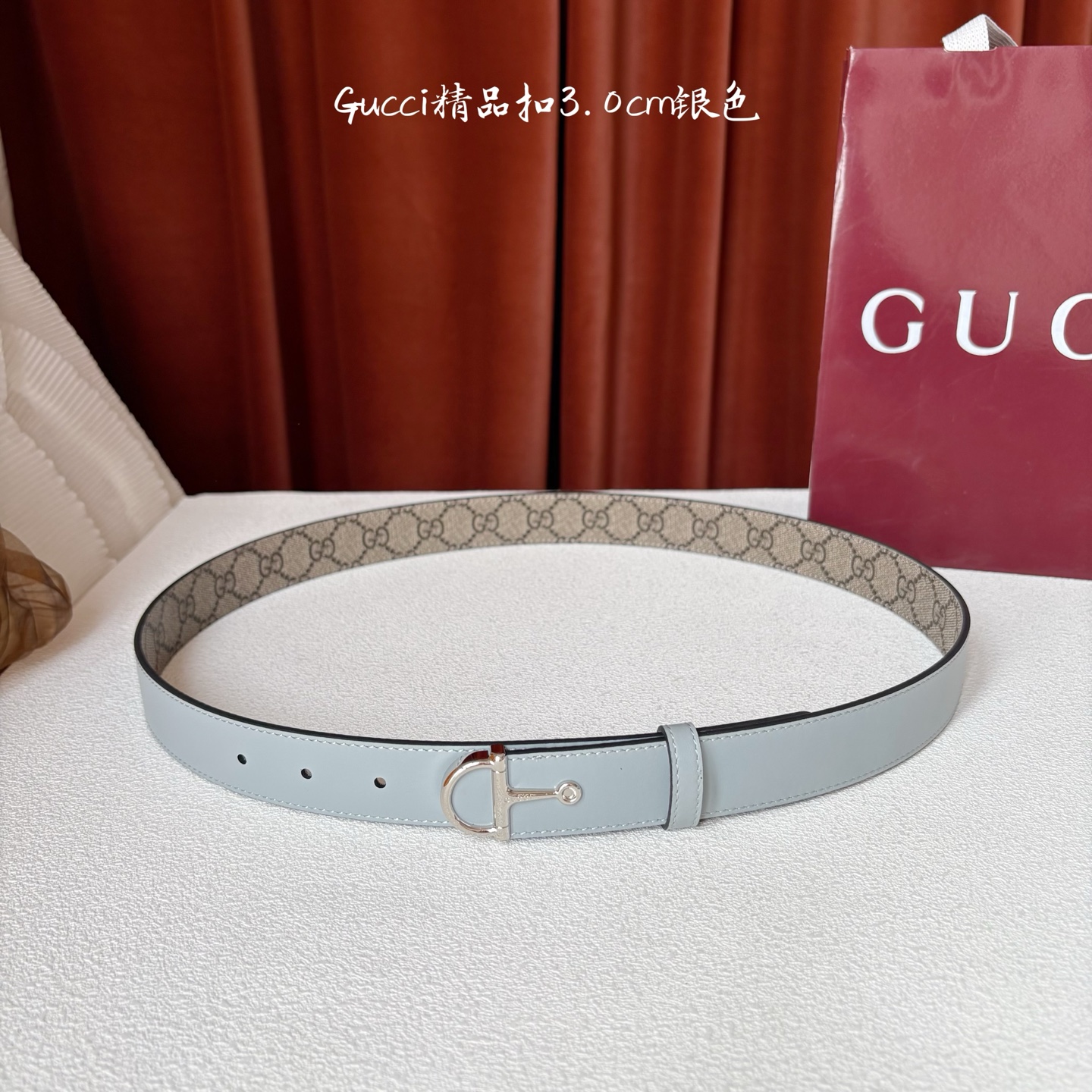 Gucci这款腰带采用光滑的皮革制成，其带扣呈半马衔铁形状，是该品牌的标志。宽3.0cm，可为您的服装增