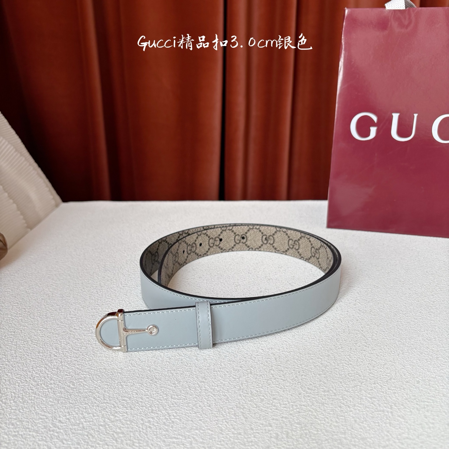 Gucci这款腰带采用光滑的皮革制成，其带扣呈半马衔铁形状，是该品牌的标志。宽3.0cm，可为您的服装增