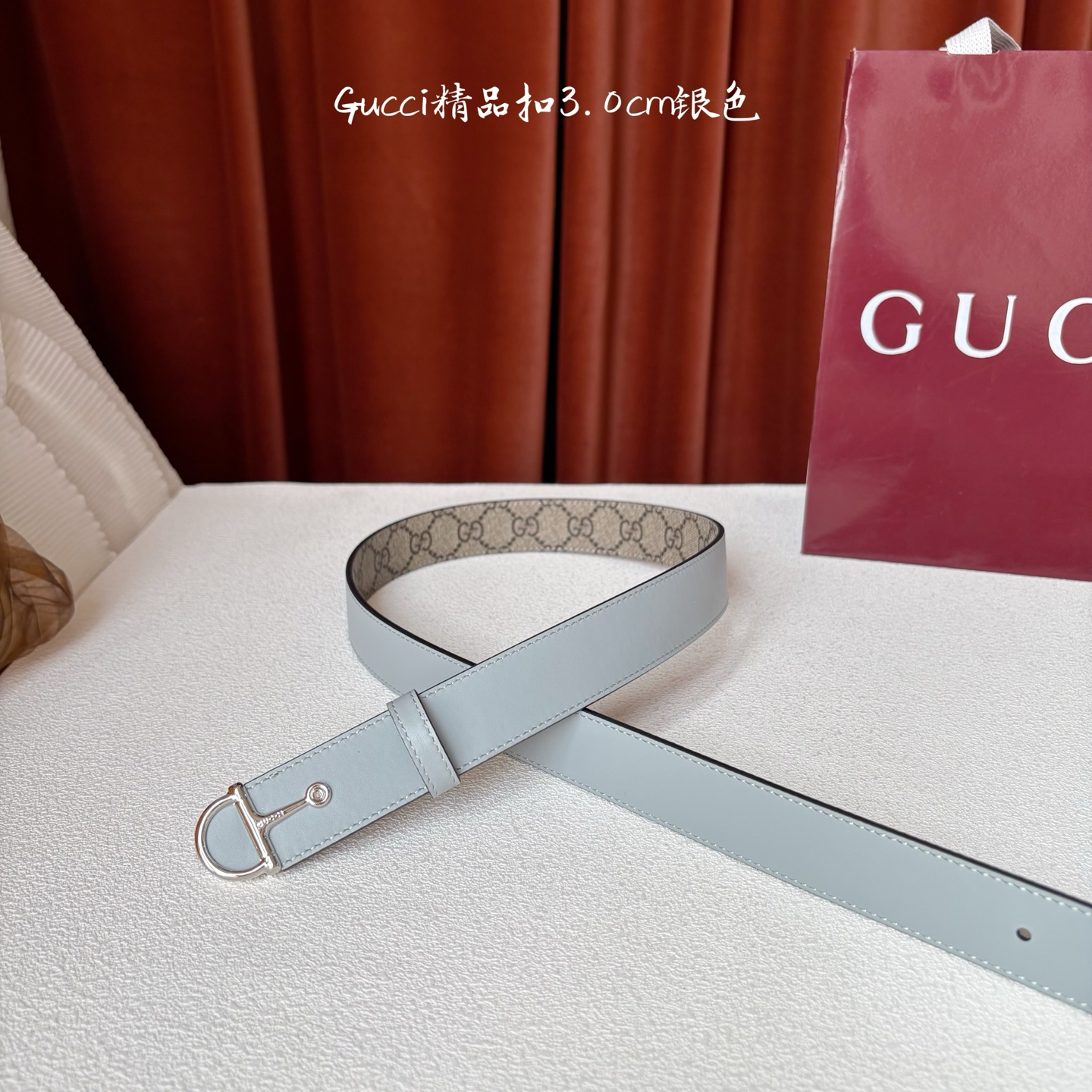 Gucci这款腰带采用光滑的皮革制成，其带扣呈半马衔铁形状，是该品牌的标志。宽3.0cm，可为您的服装增