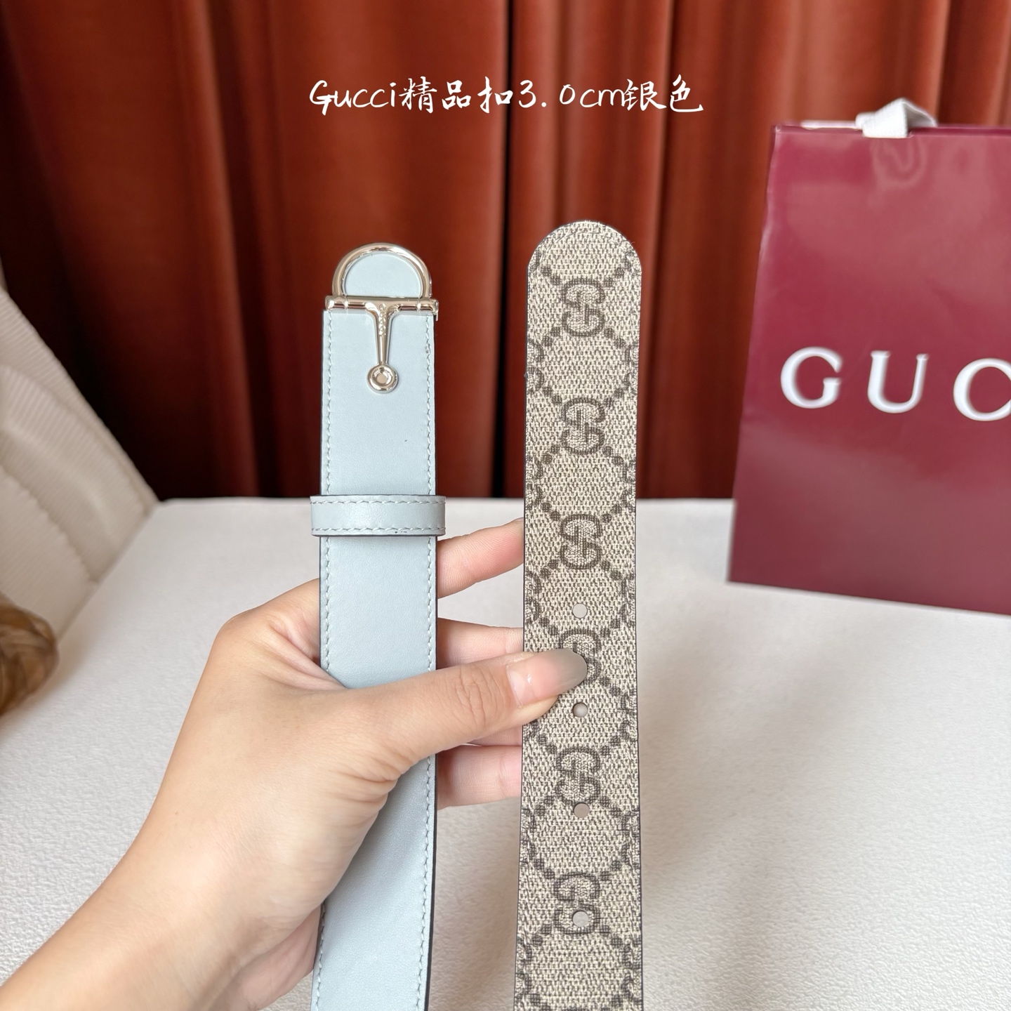 Gucci这款腰带采用光滑的皮革制成，其带扣呈半马衔铁形状，是该品牌的标志。宽3.0cm，可为您的服装增