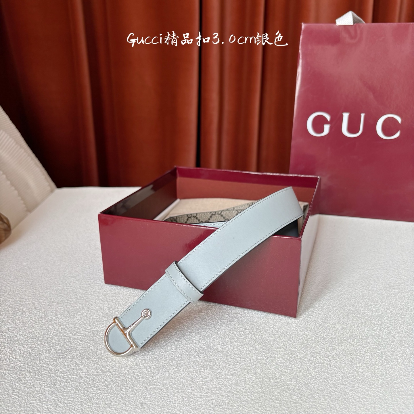 Gucci这款腰带采用光滑的皮革制成，其带扣呈半马衔铁形状，是该品牌的标志。宽3.0cm，可为您的服装增