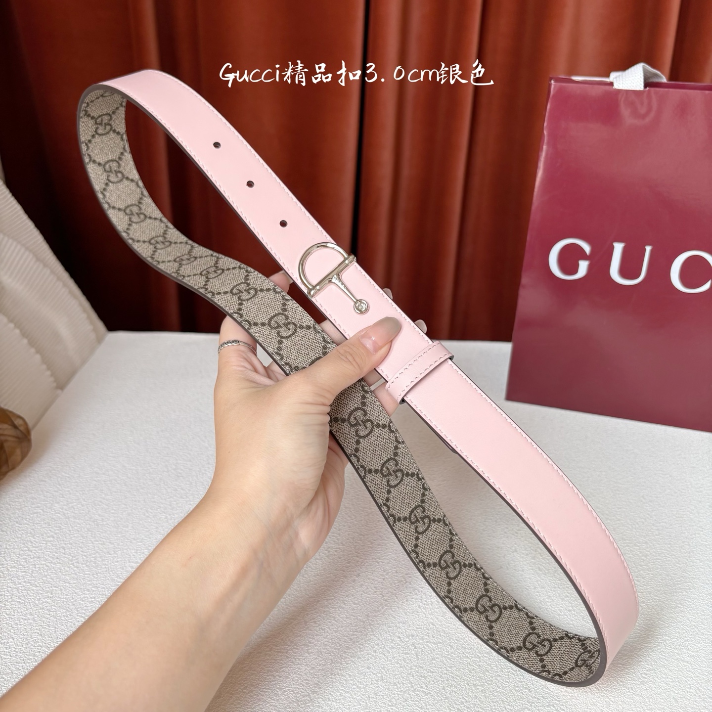 Gucci这款腰带采用光滑的皮革制成，其带扣呈半马衔铁形状，是该品牌的标志。宽3.0cm，可为您的服装增