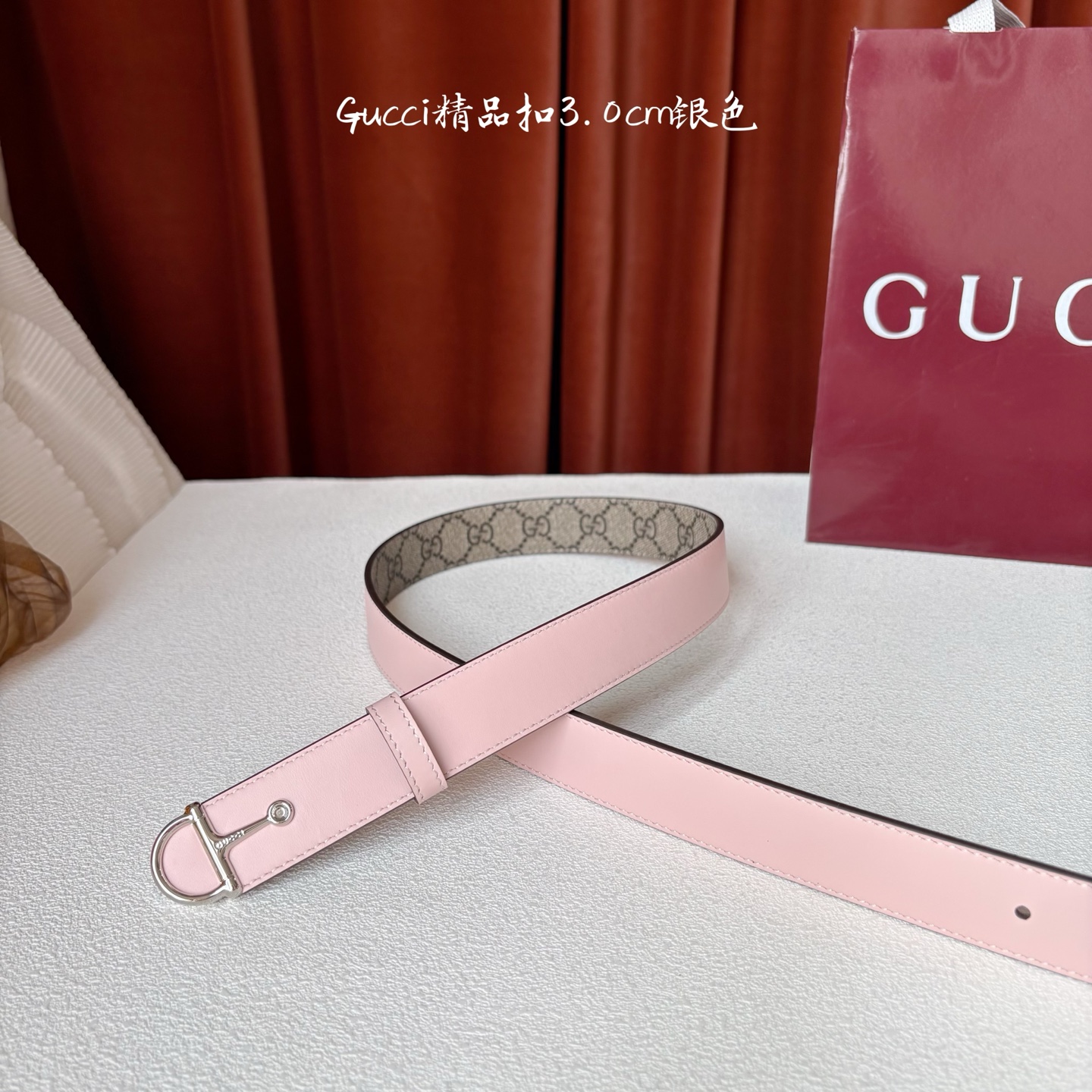 Gucci这款腰带采用光滑的皮革制成，其带扣呈半马衔铁形状，是该品牌的标志。宽3.0cm，可为您的服装增