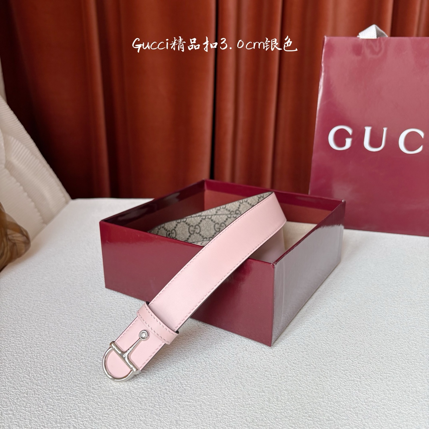 Gucci这款腰带采用光滑的皮革制成，其带扣呈半马衔铁形状，是该品牌的标志。宽3.0cm，可为您的服装增