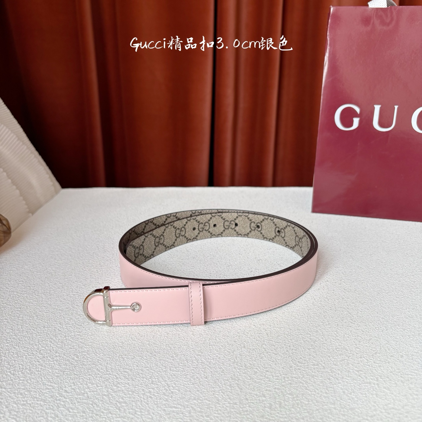 Gucci这款腰带采用光滑的皮革制成，其带扣呈半马衔铁形状，是该品牌的标志。宽3.0cm，可为您的服装增