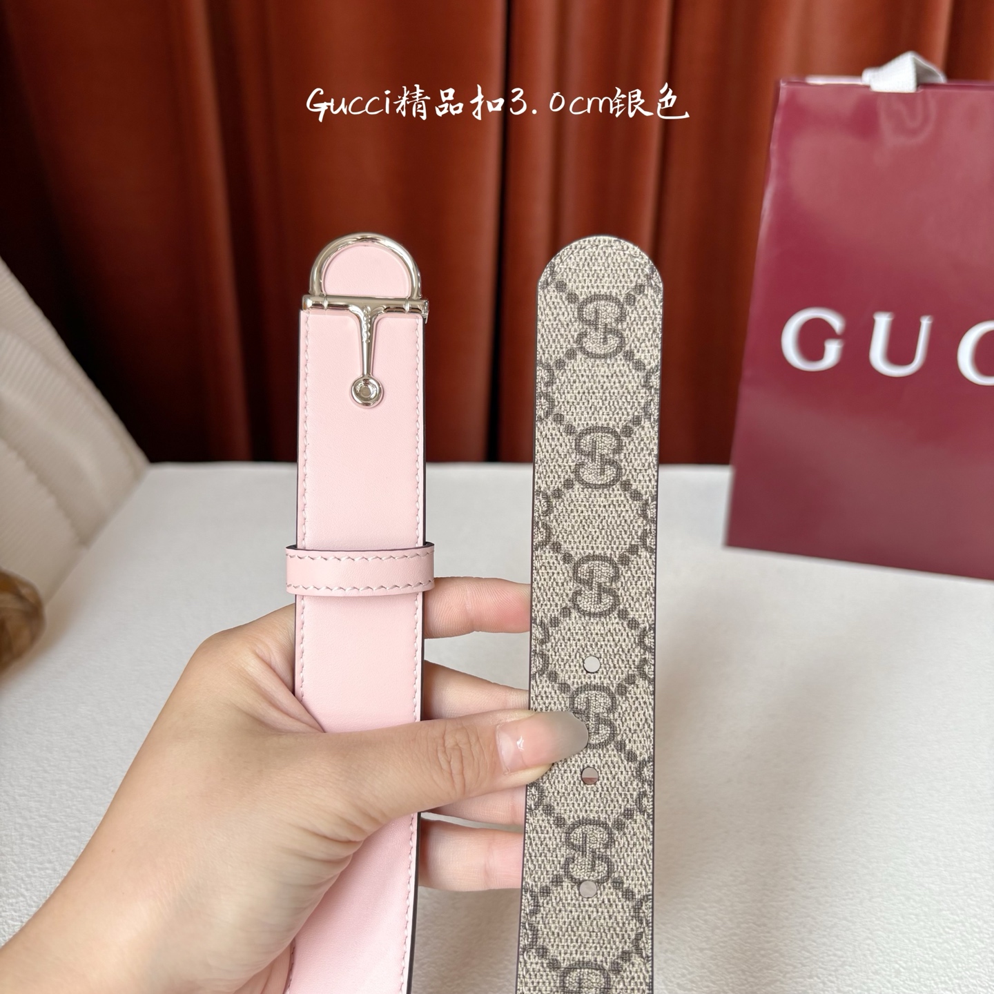 Gucci这款腰带采用光滑的皮革制成，其带扣呈半马衔铁形状，是该品牌的标志。宽3.0cm，可为您的服装增