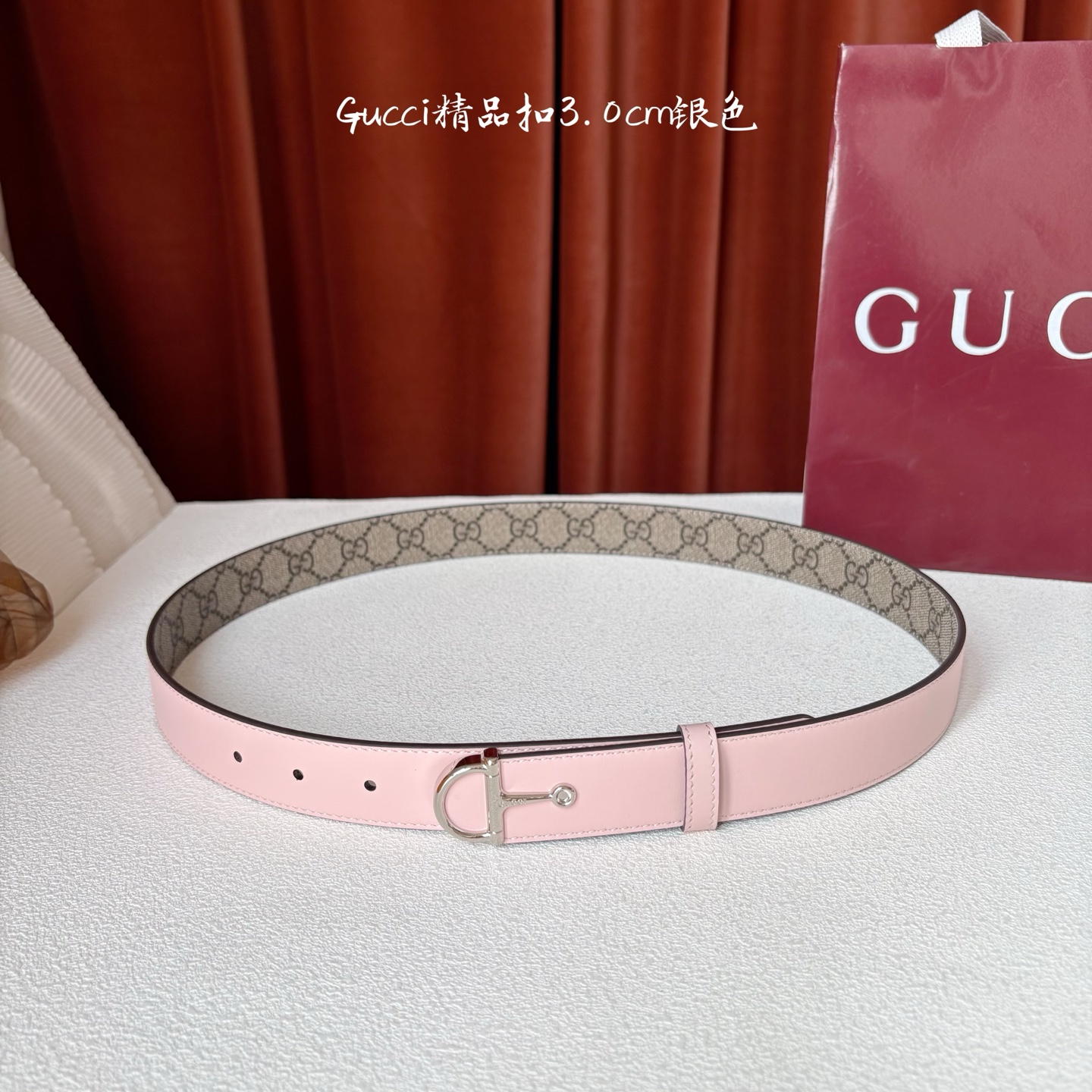 Gucci这款腰带采用光滑的皮革制成，其带扣呈半马衔铁形状，是该品牌的标志。宽3.0cm，可为您的服装增