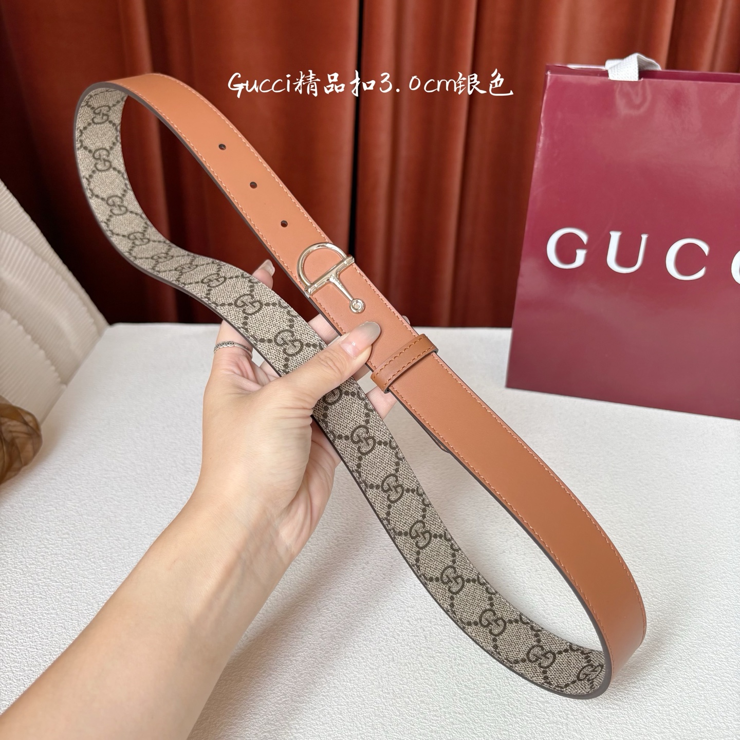 Gucci这款腰带采用光滑的皮革制成，其带扣呈半马衔铁形状，是该品牌的标志。宽3.0cm，可为您的服装增